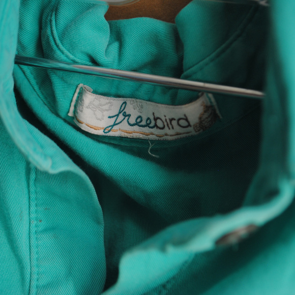 CUTE & PROFESSIONAL Teal Freebird buttonup - Picture 2 of 4